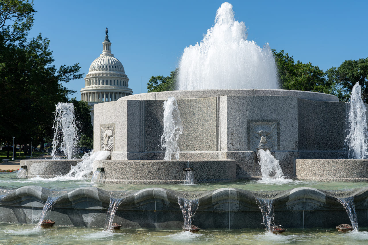 Senate Fountain - Photo by US Capitol from Washington, D.C., United States of America, Public domain, via Wikimedia Commons